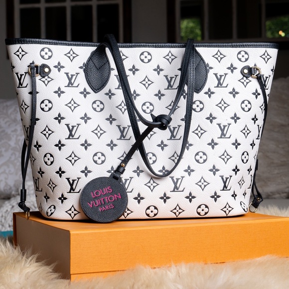 Spacious Neverfull MM Louis Vuitton Shoulder Bag - Picture 1 of 3